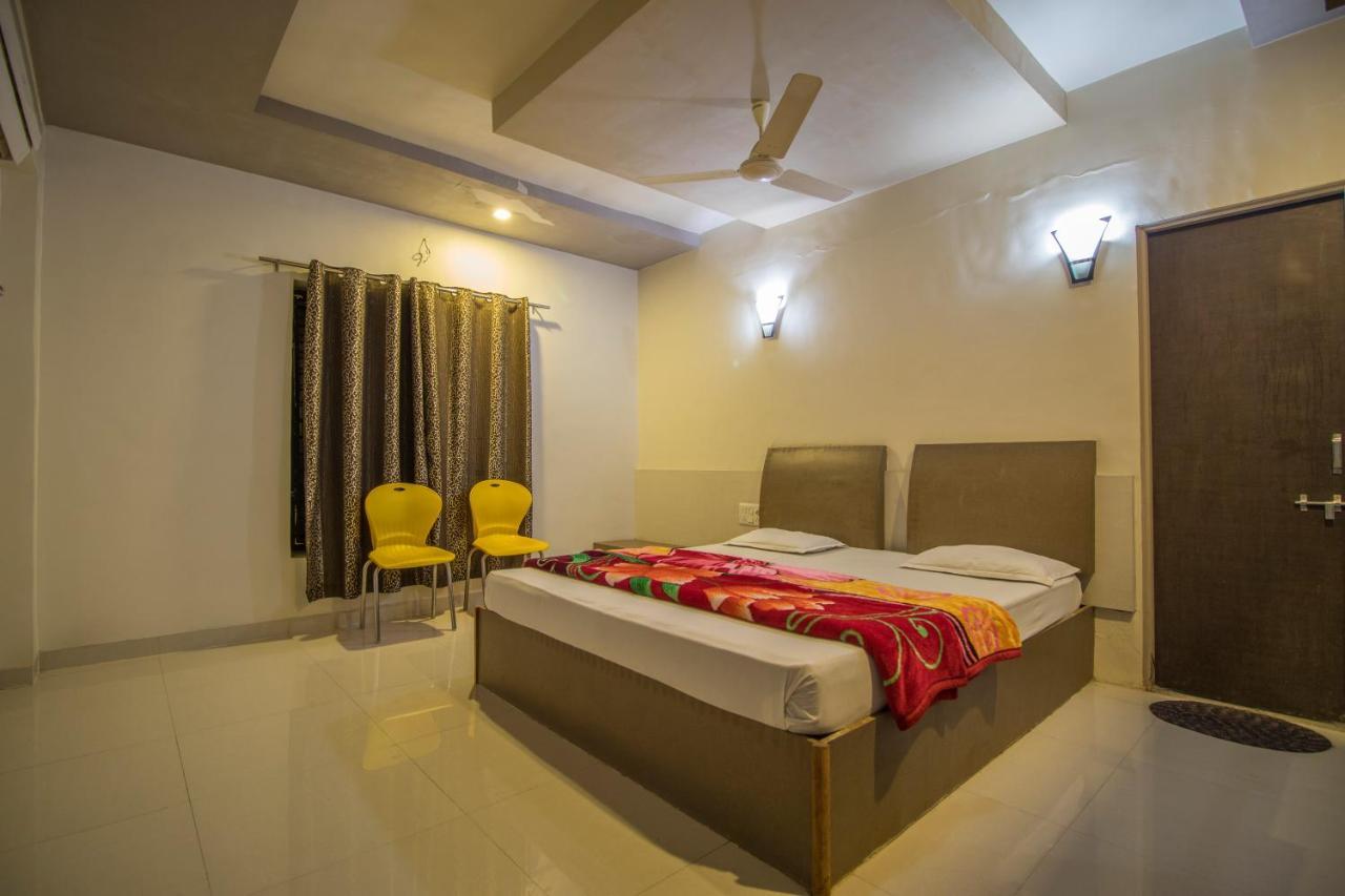 Hotel Yogiraj Palace Shegaon Kültér fotó