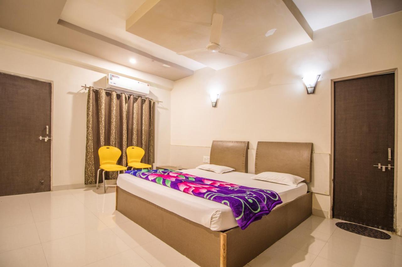 Hotel Yogiraj Palace Shegaon Kültér fotó